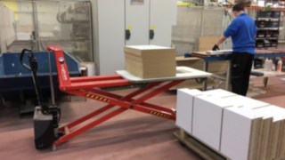 Scherenhubwagen mit Ware in einer Fabrik
