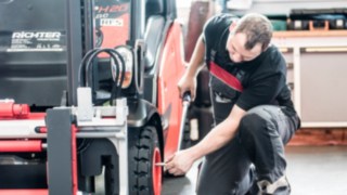 Reifenwechsel bei einem Linde Stapler Reifenwechsel bei einem Linde Stapler