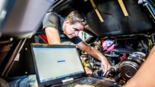 Service Techniker von Richter Fördertechnik am Fahrzeug