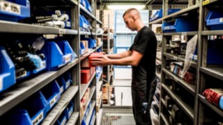 Azubi im Beruf Fachkraft für Lagerlogistik bei der Arbeit Azubi im Beruf Fachkraft für Lagerlogistik bei der Arbeit