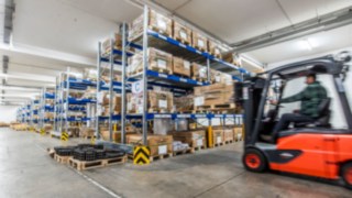 Lagermitarbeiter beim Kommissionieren von Palettenware