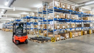 Linde Elektrostapler im Mittelgang Erdgeschoss Linde Elektrostapler im Mittelgang Erdgeschoss