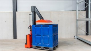 Sonderbau Linde Hochhubwagen MM10 (i) nachgerüstet mit Press-Stempel am Monomast Sonderbau Linde Hochhubwagen MM10 (i) nachgerüstet mit Press-Stempel am Monomast