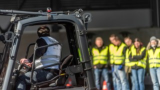 Staplerfahrerschulung in der Richter Akademie Staplerfahrer wird von Richter Trainer geschult