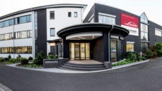 Eingangsbereich Richter Fördertechnik in Herborn Hauptsitz Richter Fördertechnik Gebäude Aussenansicht Herborn