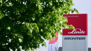 Einfahrt zum Headquarter Richter Fördertechnik Einfahrt zum Headquarter Richter Fördertechnik