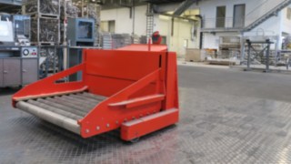 T 20 Spezialfahrzeug mit hydraulisch ansteuerbarer Rollenbahn T 20 Spezialfahrzeug mit hydraulisch ansteuerbarer Rollenbahn
