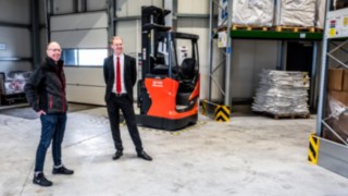 Kundengespräch am Regal