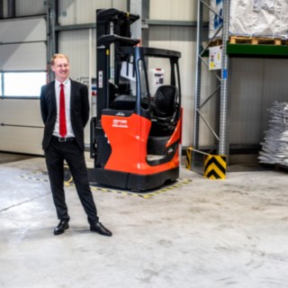 Kundengespräch am Regal