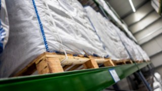 Regaltraversen in Hausfarbe