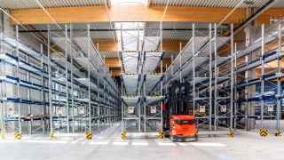 Schmalgang-Palettenregal und Linde K-Gerät