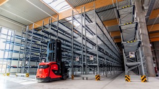 Schmalgang-Palettenregal mit Linde K-Gerät