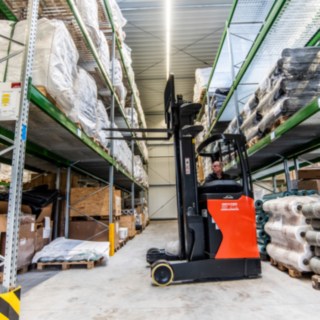 Linde Schubmaststapler im Einsatz