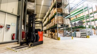 Linde Schubmaststapler am vorgesehenen Platz