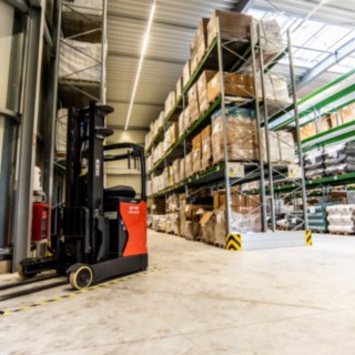 Linde Schubmaststapler am vorgesehenen Platz