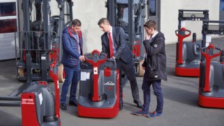 Mitarbeiter der Firma Poppe werden in die Linde Fahrzeuge eingewiesen