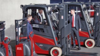 Übergabe Linde Fahrzeug an Firma Poppe