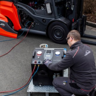 Klimaanlagenwartung durch Servicetechniker von Richter Fördertechnik Klimaanlagenwartung durch Servicetechniker von Richter Fördertechnik