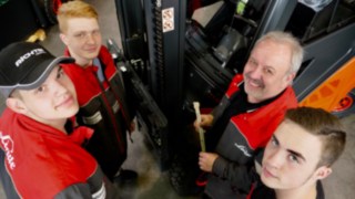 Richter Auszubildende bekommen vom Ausbildungsleiter Werkstatt etwas erklärt Richter Auszubildende in der Werkstatt bekommen vom Ausbildungsleiter Werkstatt etwas erklärt