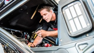 Service-Techniker am Stapler im Einsatz bei Kunden