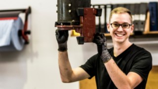 Richter Fördertechnik Mitarbeiter in der Werkstatt Richter Fördertechnik Mitarbeiter in der Werkstatt