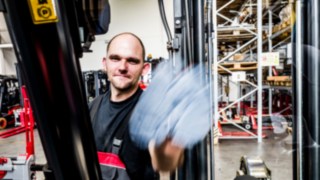 Service Techniker bei der Arbeit Service Techniker bei der Arbeit