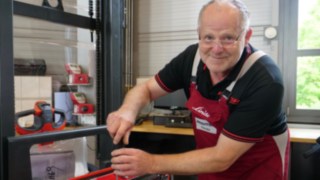 Richter Mitarbeiter in der Werkstatt