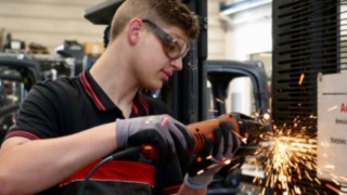 Junger Mann in der Werkstatt Junger Mann in der Werkstatt