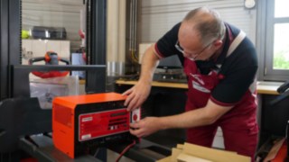 Richter Werkstatt Techniker bei der Arbeit Richter Werkstatt Techniker bei der Arbeit