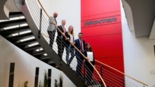 Treppenaufgang mit Mitarbeitern bei der Richter Fördertechnik Treppenaufgang mit Mitarbeitern bei der Richter Fördertechnik