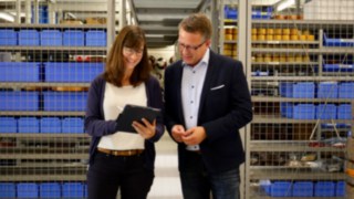 Mitarbeiter von Richter Fördertechnik im Gespräch mit Kunde Mitarbeiter von Richter Fördertechnik im Gespräch mit Kunde
