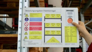 Anbringen der Plakette zur Regalprüfung Anbringen der Plakette zur Regalprüfung