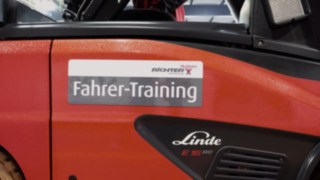 Nahaufnahme eines Staplers der Richter Akademie