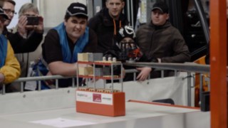 Zuschauer sehen gespannt bei der StaplerCup Spielstation Minifässer zu