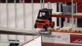 Detailaufnahme Spielstation Minifässer