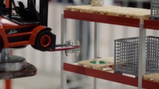 Detailaufnahme Spielstation Minifässer