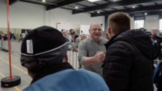 Zuschauer gratuliert Staplerfahrer zu seiner guten Leistung 