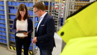 Vertriebsmitarbeiterin bei der Kundenberatung Vertriebsmitarbeiterin bei der Kundenberatung