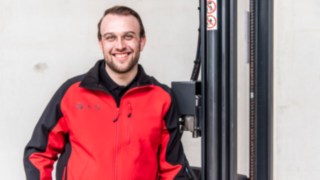 Mitarbeiter Fabian Herr nach erfolgreichem Master-Abschluss im Studiengang "Technischer Vertrieb" Mitarbeiter Fabian Herr nach erfolgreichem Master-Abschluss im Studiengang "Technischer Vertrieb"
