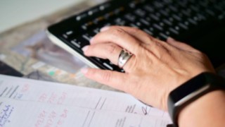 Mitarbeiterin bei der Angebotskalkulation Mitarbeiterin bei der Angebotskalkulation