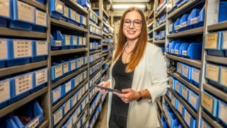 Duale Studentin Angelina Böhm im Lager bei Richter Fördertechnik Duale Studentin Angelina Böhm im Lager bei Richter Fördertechnik